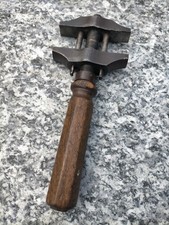 ANTICA CHIAVE A RULLINO CON MANICO IN LEGNO DETTA ANCHE CHIAVE INGLESE CM.25