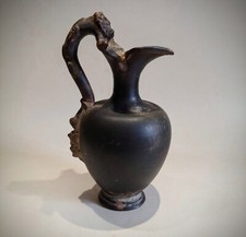 OINOCHOE A VERNICE NERA CON ANSA DECORATA, MAGNA GRECIA 400 A.C. ORIGINALE