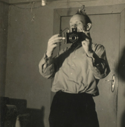 Fotografo selfie uomo specchio