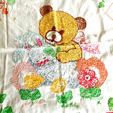 Trapunta bambino ricamata a mano orsacchiotto che abbraccia coniglio davanti vintage LEGGI