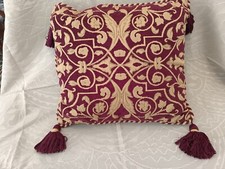 Cuscino decorativo da Roma. Fatto a mano in cotone e lana. Oro e viola.