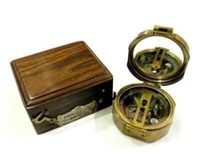 Antica bussola in ottone