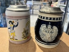 2 BOCCALI BIRRA IN CERAMICA CON COPERCHIO PELTRO DECORAZIONE IN RILIEVO /PITTURA