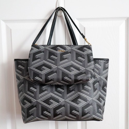 Guess vikky cube logo - g,