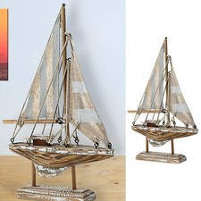 Barca a vela su piedistallo