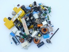 MEGALOTTO DI COMPONENTI ELETTRONICI VARI ASSORTIMENTO CONTENITORE KG. 0,600