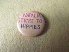 ORIGINALE VIETNAM HIPPIE HEY HEY LBJ QUANTI BAMBINI UCCIDI OGGI 1 3/4 PIN AA