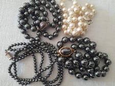 Lotto quattro collane bigiotteria vintage perle nere e bianche.