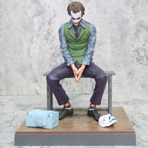 Action figure joker seduto - action,
