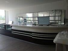 Bancone bar e retrobancone.