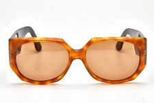 occhiali da sole squadrati di VALENTINO fondono glamour e  raffinatezza 90s.