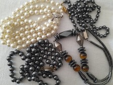 Lotto quattro collane bigiotteria vintage perle nere e bianche.