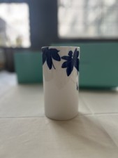 NUOVISSIMO con SCATOLA Tiffany & Co "TIFFANY VINES" vaso porcellana fiori blu 6" 
