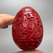 Uovo in legno intagliato rosso