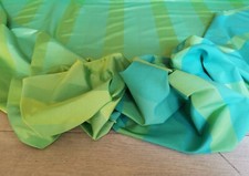 Tessuto al metro raso a righe