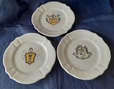 CERAMICHE DERUTA-TRE PESANTI PIATTI CON BORDO MOSSO E STEMMI NOBILIARI DIVERSI