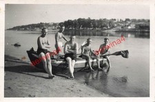 soldati nudi con barca a remi