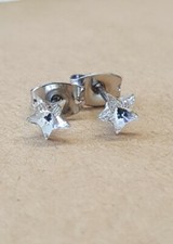 Un paio di orecchini a stella con cristalli Swarovski. Acciaio 316 L