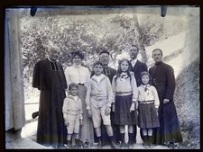 Famille avec trois Curés