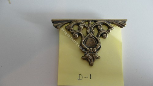 Vari ornamenti sotto cassa - sotto,