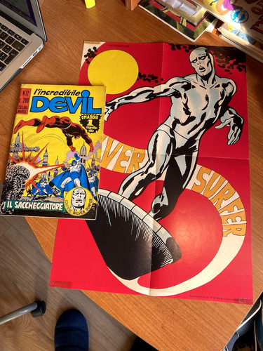 Devil corno con poster - con,