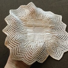 Merletto ai ferri. Centrino quadrato con particolare bordo ai ferri cm 18