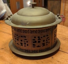 Antico braciere riscaldante