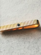 Antico fermacravatta di colore oro con zircone blu zaffiro degli anni 50