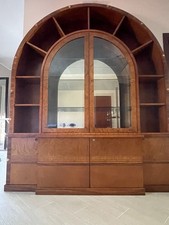 Libreria ad arco con vetrina