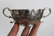 Antica tazza religiosa in argento XIX secolo portoghese Bernegal con manico Repousse