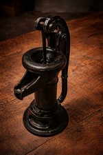 Antica pompa manuale acqua in