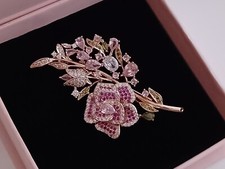 Broche florale élégante et