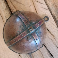 Antiche pentole in rame con