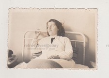 Bella giovane donna persa nel