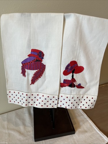 Cappelli rossi ricamati - , e
