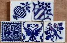 Cinque piastrelle spagnole decorate e smaltate