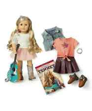 American Girl TENNEY DOLL Bundle Accessorio Deluxe Set Regalo 2 Abiti Libro Chitarra