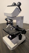Microscopio Nikon SE con tre