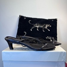 Tony Bianco Sandalo Tulipano in Cioccolato con cinturino tacco a gattino punta aperta slingback