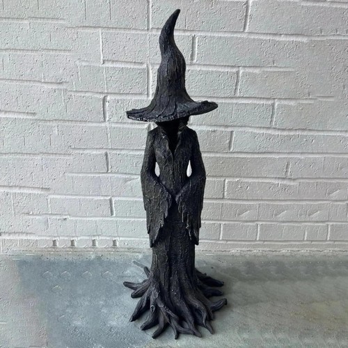 Statua strega albero botte