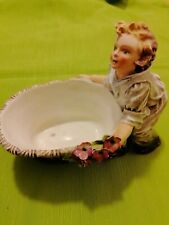 Ceramica ragazzino con cesto