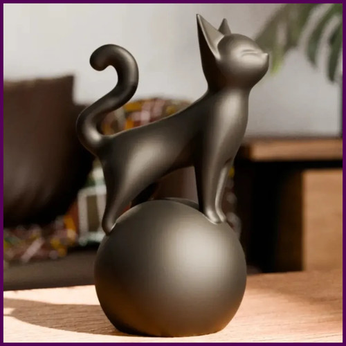 Scultura gatto sulla palla - sulla,