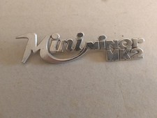 MINI MINOR MK2   LOGO  IN METALLO    OTTIME CONDIZIONI  LUNGA 15 CM