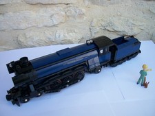 lego '' no fake "  train emerald night 10194  ,  noir et bleu foncé .