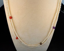 Collana con perle e coralli.