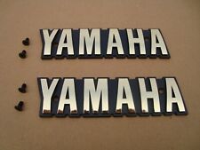 Stemma serbatoio Yamaha XS + XJ 2 pezzi oro nero repro distanza tra i fori 10 cm emblemi