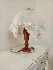 Lampada da tavolo o comodino in legno tornito con paralume - made in Italy