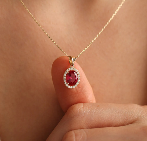 Collana con ciondolo rubino