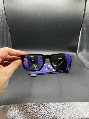 Oakley holbrook julian wilson - julian,