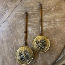 Coppia scalda letto primi americani in rilievo ottone e legno